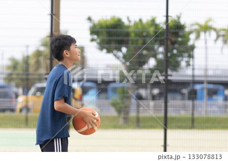 バスケットボールをする少年 133078813