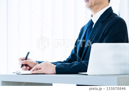 考えるビジネスマン 考えるビジネスマン 133078846