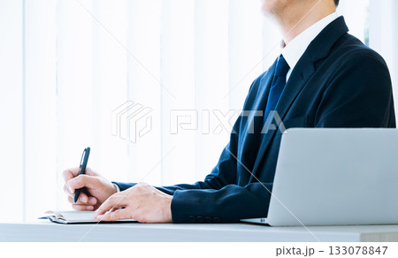 考えるビジネスマン 考えるビジネスマン 133078847