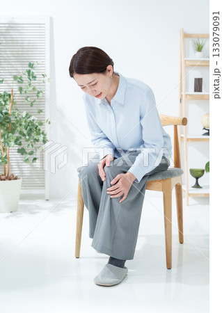 膝が痛い女性 膝が痛い女性 133079091