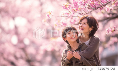 春の桜の咲く公園で遊ぶ母と息子 春の桜の咲く公園で遊ぶ母と息子 133079128