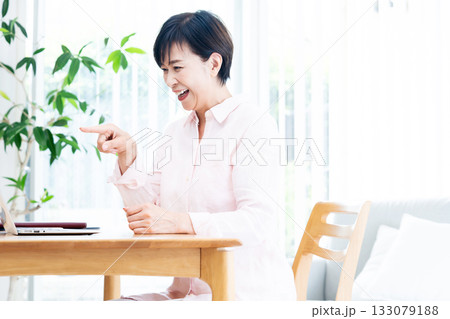 リビングでテレワークするミドルの女性 133079188