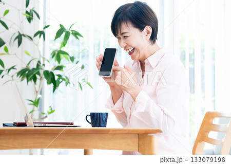 リビングでテレワークするミドルの女性 133079198