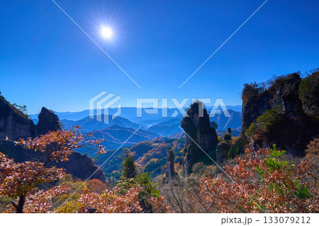 秋の群馬県の県立妙義公園の第四石門付近の展望台から南側の眺望(日暮らしの景) 133079212