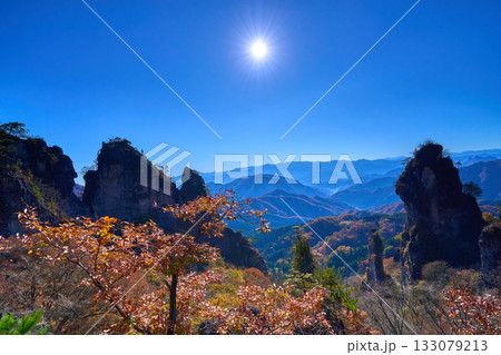 秋の群馬県の県立妙義公園の第四石門付近の展望台から南側の眺望(日暮らしの景) 133079213