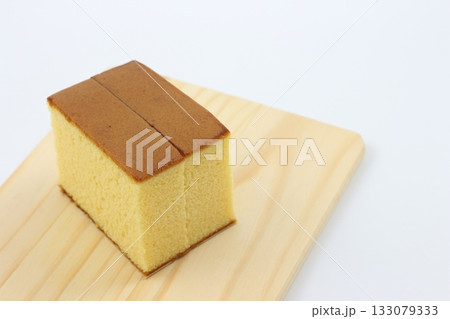 白い空間に並べられた美しい二切れのカステラ 白い空間に並べられた美しい二切れのカステラ 133079333