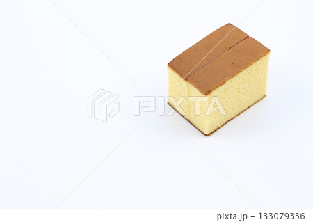 シンプルな構成で強調された和菓子の王様カステラ 133079336