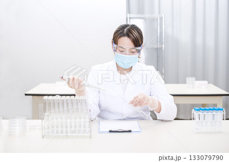 研究する研究員　実験する研究員　試験管を持つ女性　イメージ素材 133079790