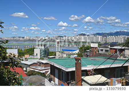 【韓国/ソウル】漢江の南、銅雀区の古い住宅街と漢江の眺望 133079930