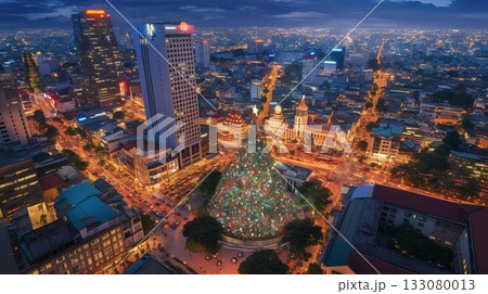 クリスマスムードのイルミネーションと町並み クリスマスムードのイルミネーションと町並み 133080013