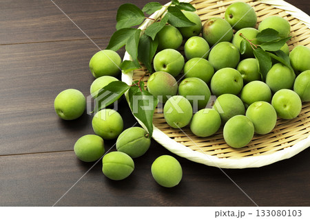 盆ざるに盛った青梅 盆ざるに盛った青梅 133080103