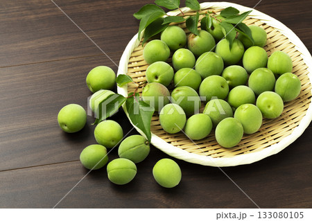 盆ざるに盛った青梅 133080105