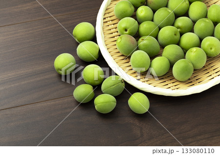 盆ざるに盛った青梅 133080110