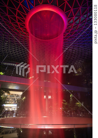 チャンギ空港・ジュエルの滝 夜のレイン・ボルテックス, シンガポール チャンギ空港・ジュエルの滝 夜のレイン・ボルテックス, シンガポール 133080118