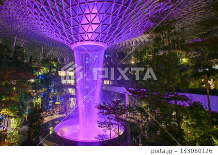 チャンギ空港・ジュエルの滝 夜のレイン・ボルテックス, シンガポール チャンギ空港・ジュエルの滝 夜のレイン・ボルテックス, シンガポール 133080126