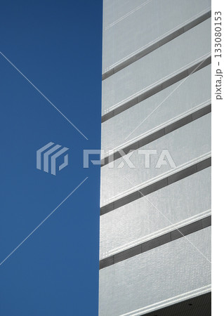ビルの壁面と青空 ビルの壁面と青空 133080153