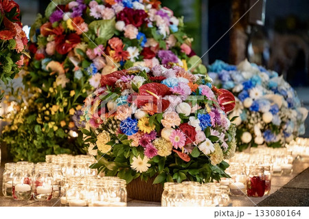 夜に輝く花とキャンドルの幻想的なフラワーディスプレイ 夜に輝く花とキャンドルの幻想的なフラワーディスプレイ 133080164