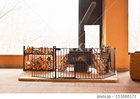 薪ストーブのある部屋　暖かいリビングルーム　おしゃれな部屋　イメージ素材 133080171