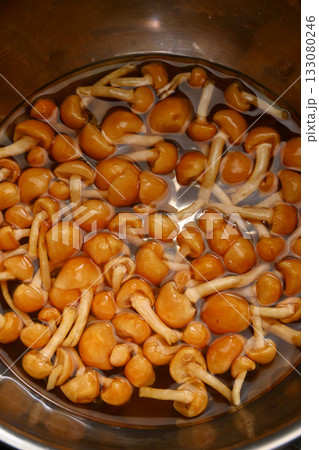 水につけたなめこ 133080246