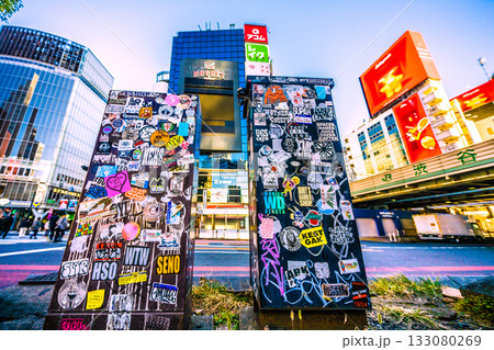 日本の東京都市景観インバウンドとシールの共存…朝日が差し込む交差点、外国人…新時代への模索…＝渋谷 133080269