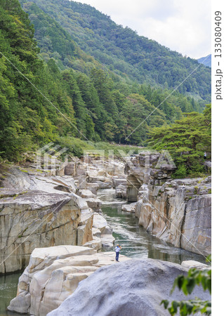 長野県上松町・寝覚めの床 ― 緑豊かな森と清流に囲まれた美しい岩肌の渓谷風景 133080409
