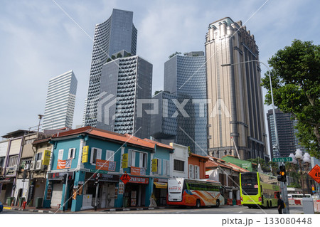 アラブ・ストリートの街並みと高層ビル, シンガポール 133080448