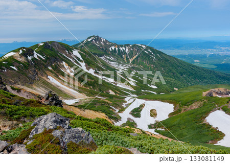 上富良野岳山頂からの残雪富良野岳 上富良野岳山頂からの残雪富良野岳 133081149