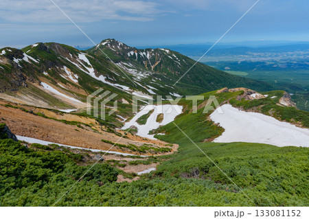 上富良野岳山頂からの残雪富良野岳 133081152
