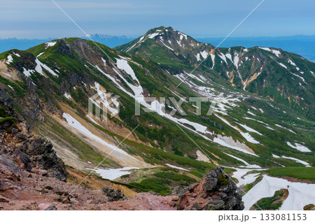 上富良野岳山頂からの残雪富良野岳 133081153