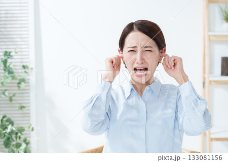 騒音から耳を塞ぐ女性 騒音から耳を塞ぐ女性 133081156