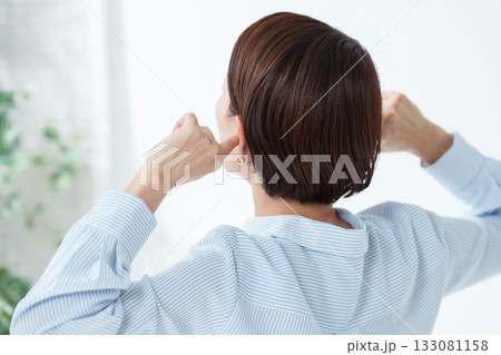 騒音から耳を塞ぐ女性 133081158