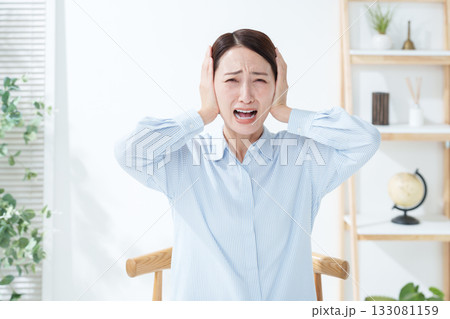 騒音から耳を塞ぐ女性 133081159