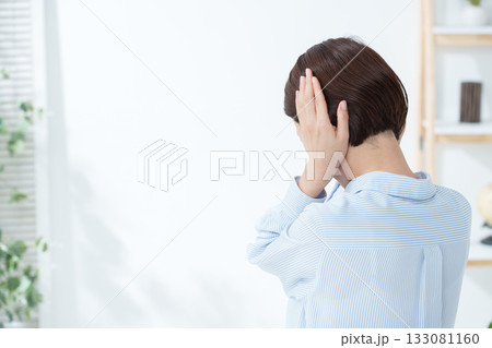 騒音から耳を塞ぐ女性 騒音から耳を塞ぐ女性 133081160