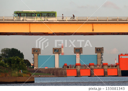 新荒川大橋を渡る国際興業バスと岩淵水門（埼玉県川口市） 133081343