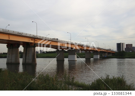 曇天の荒川・新荒川大橋にて(埼玉県川口市側) 曇天の荒川・新荒川大橋にて(埼玉県川口市側) 133081344