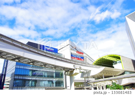 青空の立川駅と多摩都市モノレール 133081483