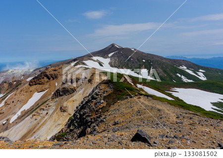北海道・上ホロカメットク山から望む十勝岳の縦走路と残雪の風景 北海道・上ホロカメットク山から望む十勝岳の縦走路と残雪の風景 133081502