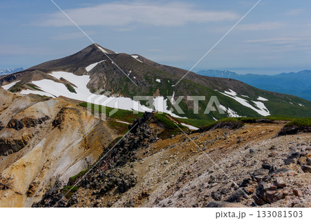 北海道・上ホロカメットク山から望む十勝岳の縦走路と残雪の風景 133081503