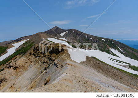 北海道・上ホロカメットク山から望む十勝岳の縦走路と残雪の風景 133081506