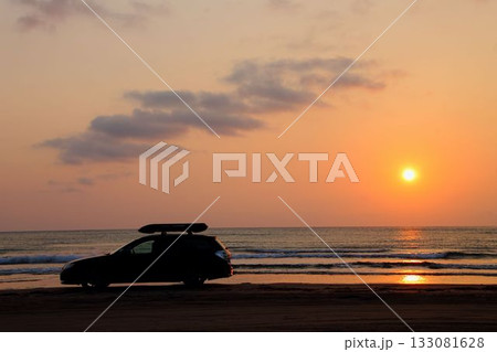 千里浜海岸に沈む夕日と車 千里浜海岸に沈む夕日と車 133081628