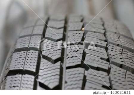 スタッドレスタイヤのトレッド面 133081631