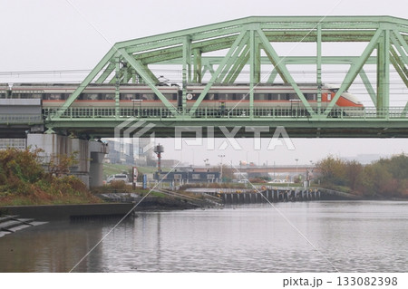 JR直通：荒川を渡るスペーシアきぬがわ号 133082398