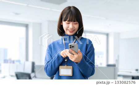 スマートフォンを使う笑顔の女性・ビジネスウーマン 133082576