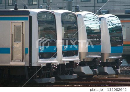 浦和電車区に留置中の京浜東北線209系・E233系電車 133082642
