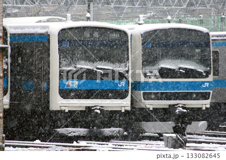 降雪中の浦和電車区に留置中の京浜東北線209系電車 133082645