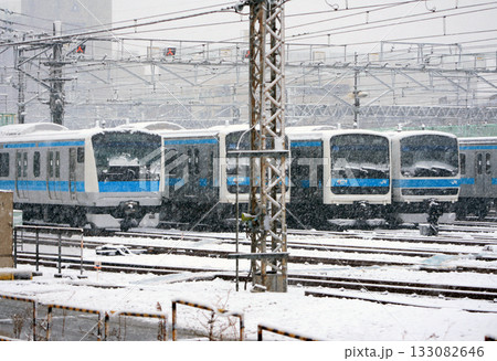 降雪中の浦和電車区に留置中の京浜東北線209系電車 133082646