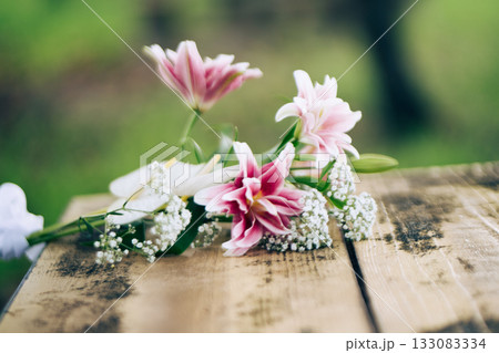 テーブルに飾られた花束　日常を彩る癒しのインテリア 133083334