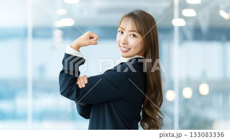 ガッツポーズをする女性・ビジネスウーマン 133083336