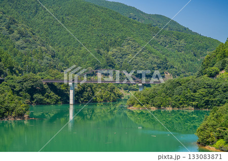 森町の太田川ダムのダム湖(かわせみ湖)の風景(静岡県) 森町の太田川ダムのダム湖(かわせみ湖)の風景(静岡県) 133083871