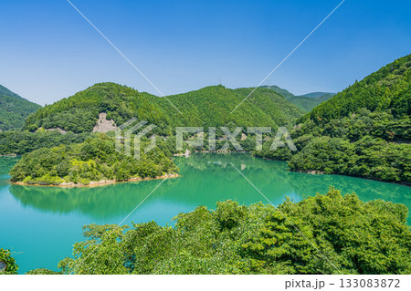 森町の太田川ダムのダム湖(かわせみ湖)の風景(静岡県) 森町の太田川ダムのダム湖(かわせみ湖)の風景(静岡県) 133083872